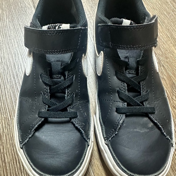 Nike Kids 2 Black Tennis Shoes - Picture 10 of 13